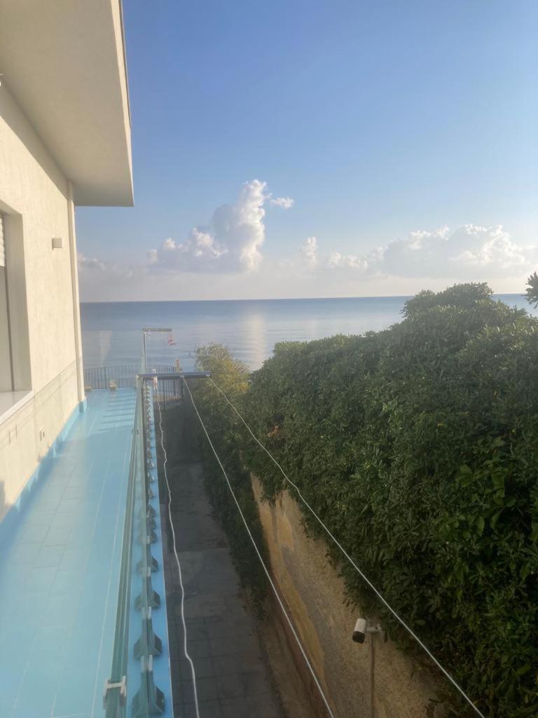 Blue Life, Sea-Luxury Rooms On The Beach Between Palermo And Cefalu' Casteldaccia Room photo